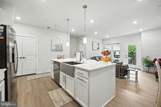 12865 Mosaic Pk Wy in Herndon, VA - Building Photo - Building Photo