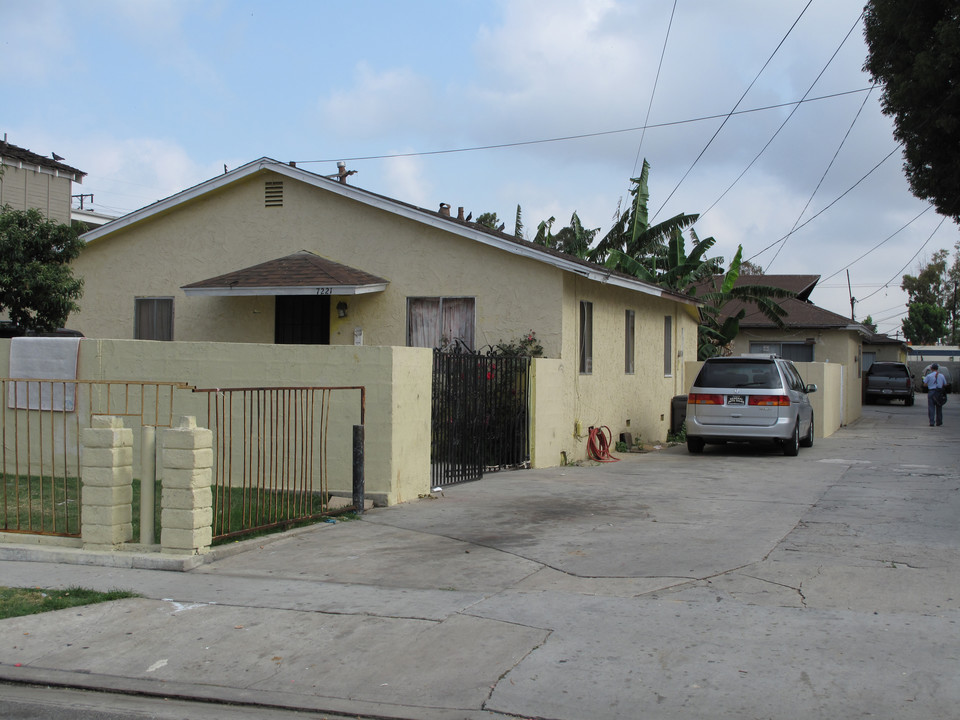 7221-7225 Richfied St in Paramount, CA - Building Photo