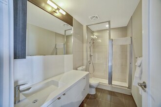 277 Front St W in Toronto, ON - Building Photo - Building Photo