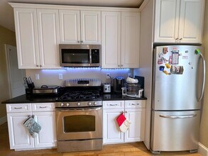 57 Greenleaf Ave, Unit 2 in Medford, MA - Foto de edificio - Building Photo