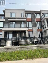 70 Knotsberry Cir in Brampton, ON - Building Photo