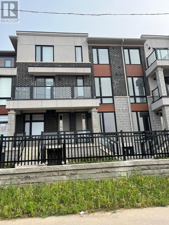 70 Knotsberry Cir in Brampton, ON - Building Photo
