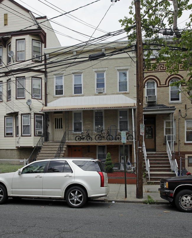 45 E 26th St in Bayonne, NJ - Building Photo - Building Photo