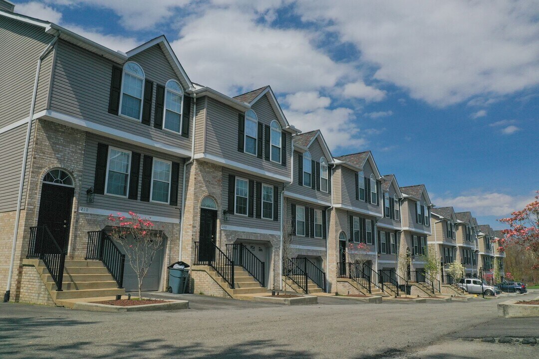 102 Katerina Dr in Monaca, PA - Building Photo