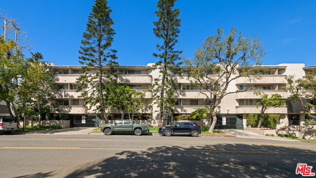 11645 Montana Ave in Los Angeles, CA - Foto de edificio - Building Photo
