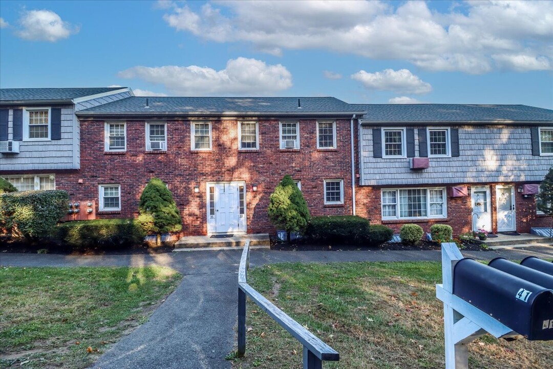 33 Old Farms Ln, Unit 33 Old Farms Ln in New Milford, CT - Foto de edificio