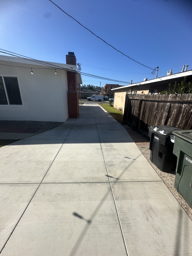 24252 Madison St in Torrance, CA - Foto de edificio - Building Photo