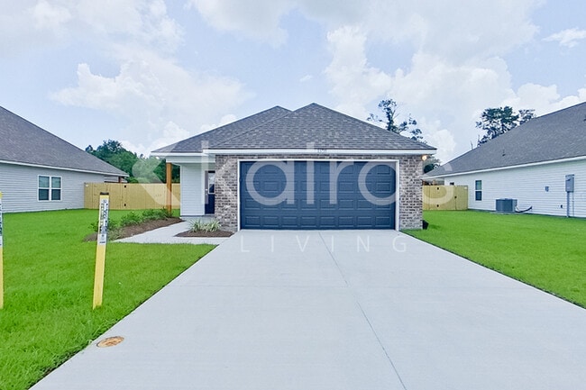 13739 Pinyon Dr in Denham Springs, LA - Building Photo - Building Photo