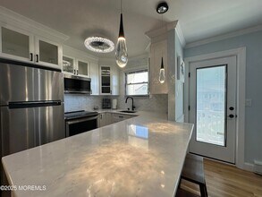 98 Wharfside Dr in Monmouth Beach, NJ - Foto de edificio - Building Photo