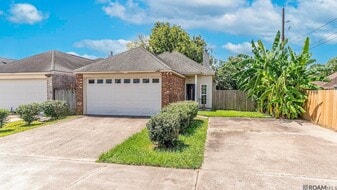 9231 Pecan Tree Dr in Baton Rouge, LA - Building Photo