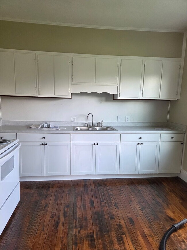 property at 106 E Hunter St
