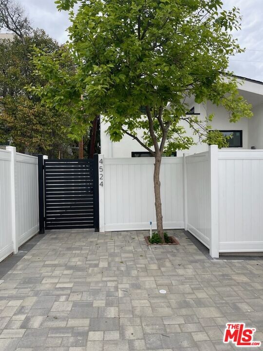 4524 Mammoth Ave in Los Angeles, CA - Building Photo