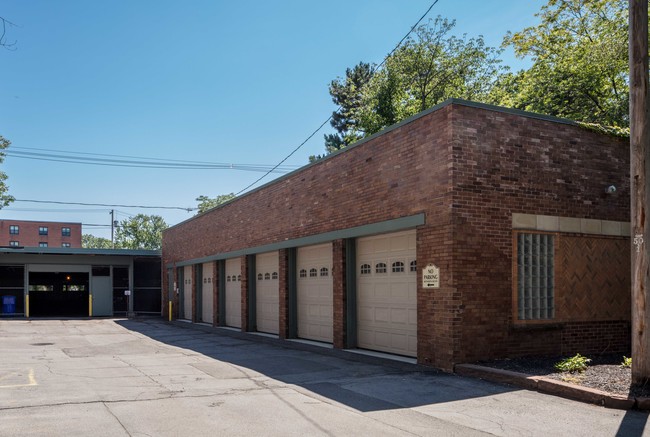 Canterbury Court Apartments in Buffalo, NY - Building Photo - Building Photo