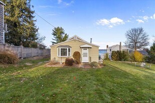 35 Faulkner Dr in Guilford, CT - Building Photo