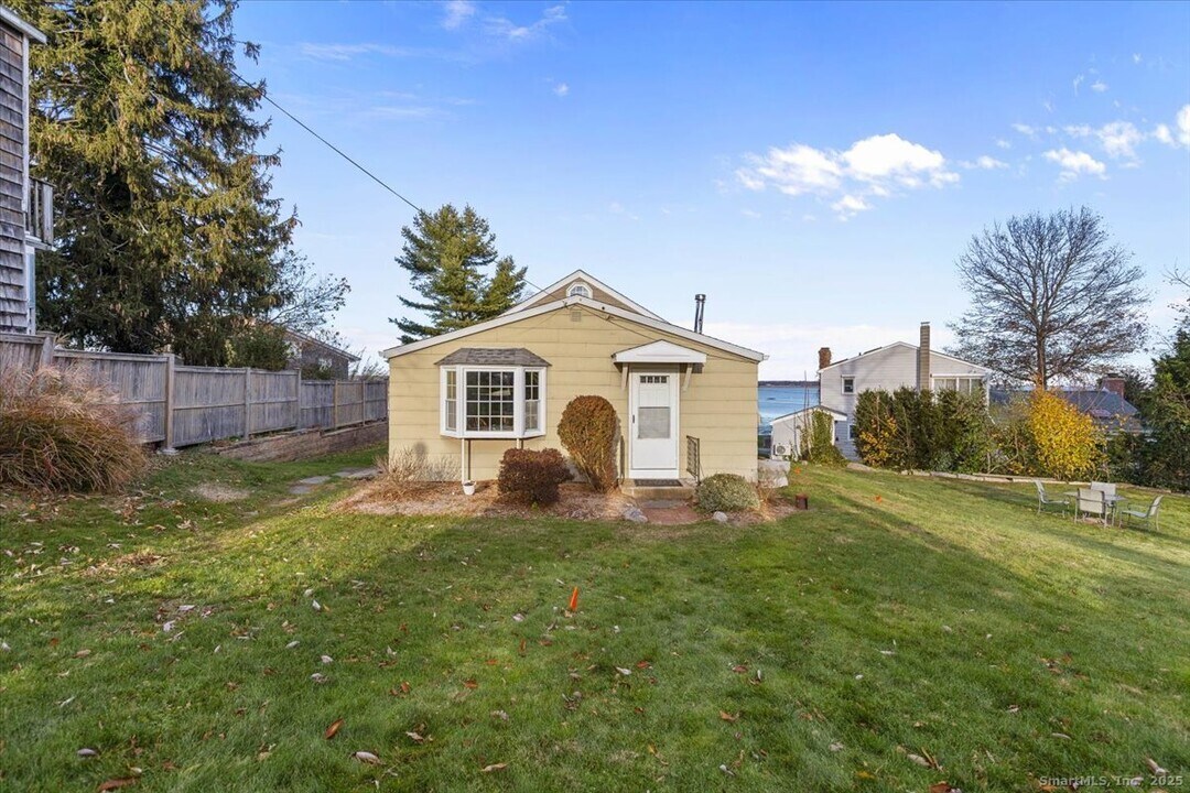 35 Faulkner Dr in Guilford, CT - Building Photo