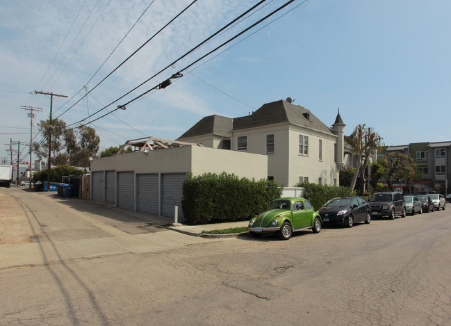 Chateau Des Roses in Venice, CA - Foto de edificio - Building Photo