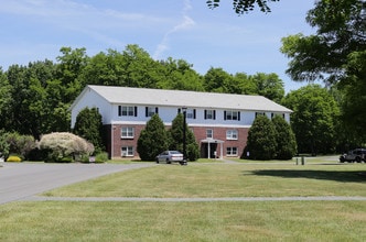 Country Gardens Apartments in Troy, NY - Foto de edificio - Building Photo