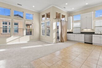 251 Mayfair in Irvine, CA - Building Photo - Building Photo