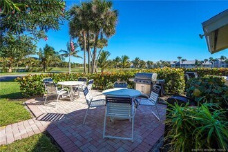 5532 NE Gulfstream Way in Stuart, FL - Foto de edificio - Building Photo