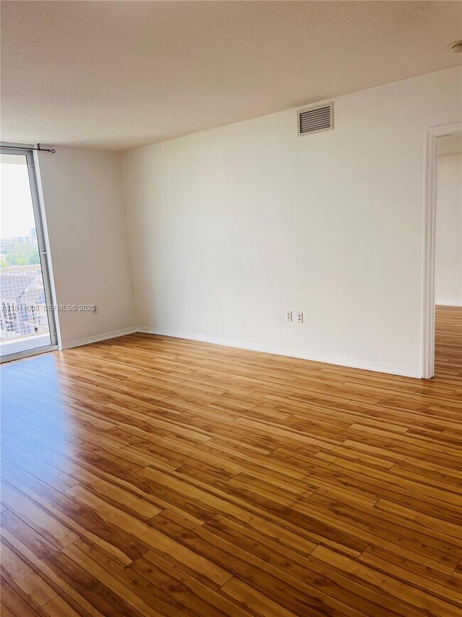 900 SW 8th St in Miami, FL - Building Photo - Building Photo