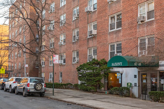 6740 Booth St in Forest Hills, NY - Foto de edificio - Building Photo