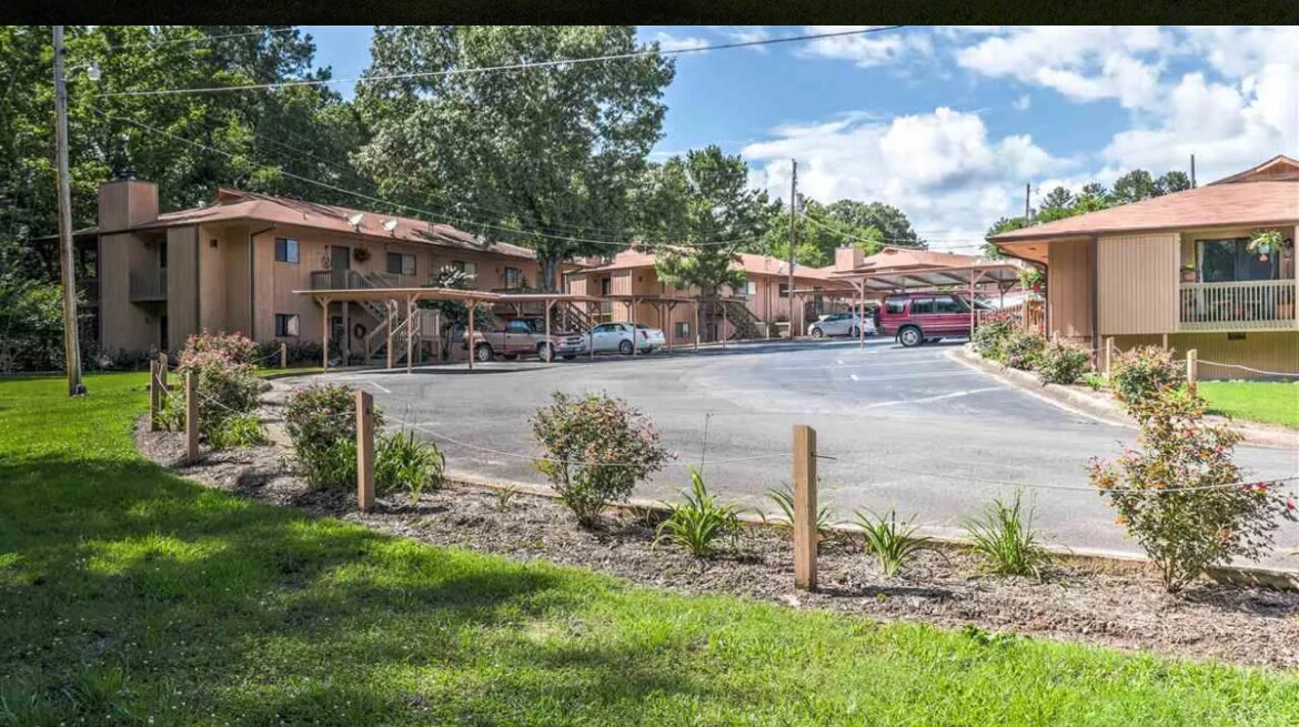 1100 Woodlawn Ave in Hot Springs, AR - Foto de edificio