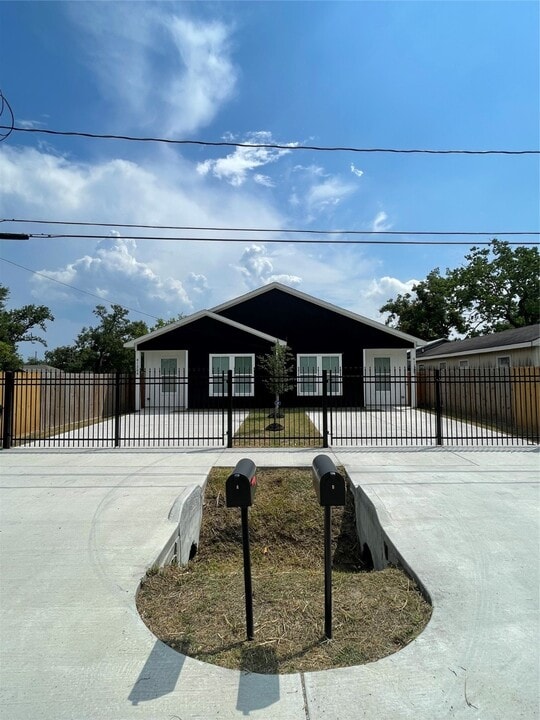 4124 Vaughn St in Houston, TX - Building Photo