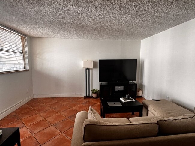 1801 S Treasure Dr in North Bay Village, FL - Foto de edificio - Building Photo