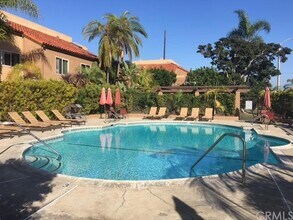 305 Coral Reef Dr, Unit 8 in Huntington Beach, CA - Building Photo - Building Photo