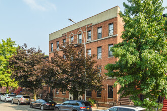 216 Macon St in Brooklyn, NY - Building Photo - Building Photo