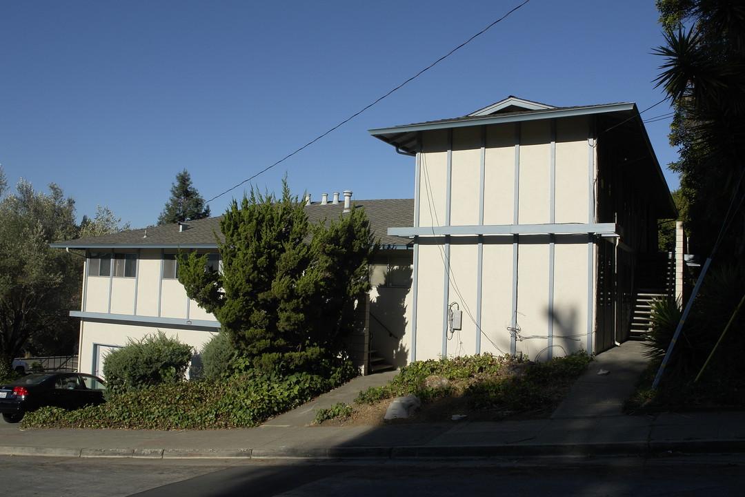 8001 Greenridge Dr in Oakland, CA - Building Photo