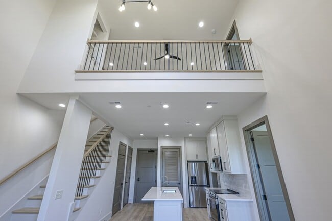 1025 Southwalk Dr, Unit 204