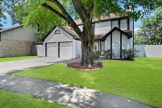 8006 Summer Trail Dr in Houston, TX - Building Photo - Building Photo