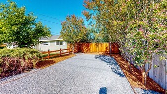 998 Baird Rd in Santa Rosa, CA - Building Photo