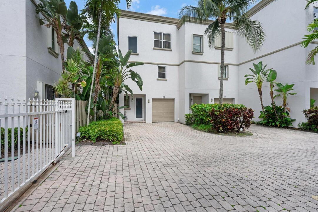 717 SW 4th Ave in Fort Lauderdale, FL - Building Photo