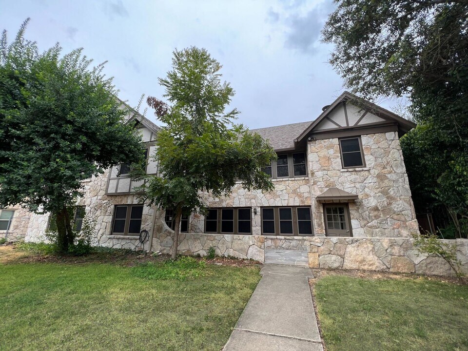 216 E Rosewood Ave in San Antonio, TX - Building Photo
