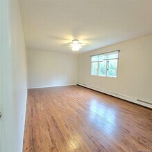 571 Nassau Blvd in West Hempstead, NY - Building Photo - Building Photo