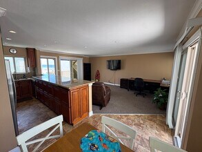 711 Pacific Coast Hwy in Huntington Beach, CA - Building Photo - Building Photo