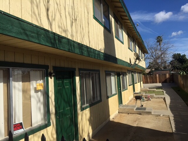 2105 River Blvd in Bakersfield, CA - Foto de edificio