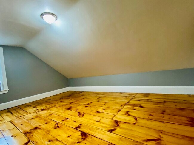 18 Montvale Ave, Unit 2 in Stoneham, MA - Foto de edificio - Building Photo