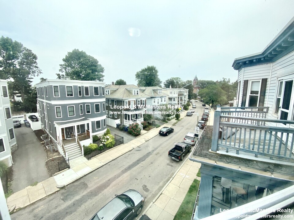 19 Roseclair St, Unit 2 in Boston, MA - Foto de edificio