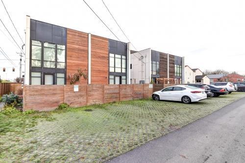 501 S Cloverdale St in Seattle, WA - Building Photo