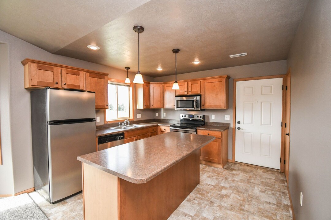 1105 E 73rd St in Sioux Falls, SD - Building Photo