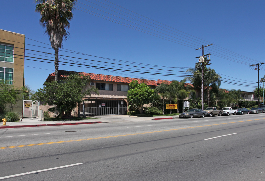 6235-6237 Kester Ave in Van Nuys, CA - Building Photo