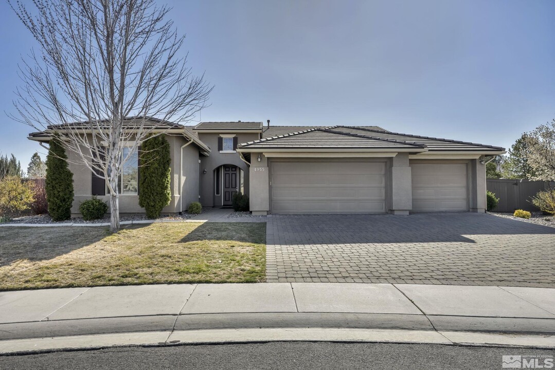 4955 Wine Cellar Dr in Sparks, NV - Building Photo