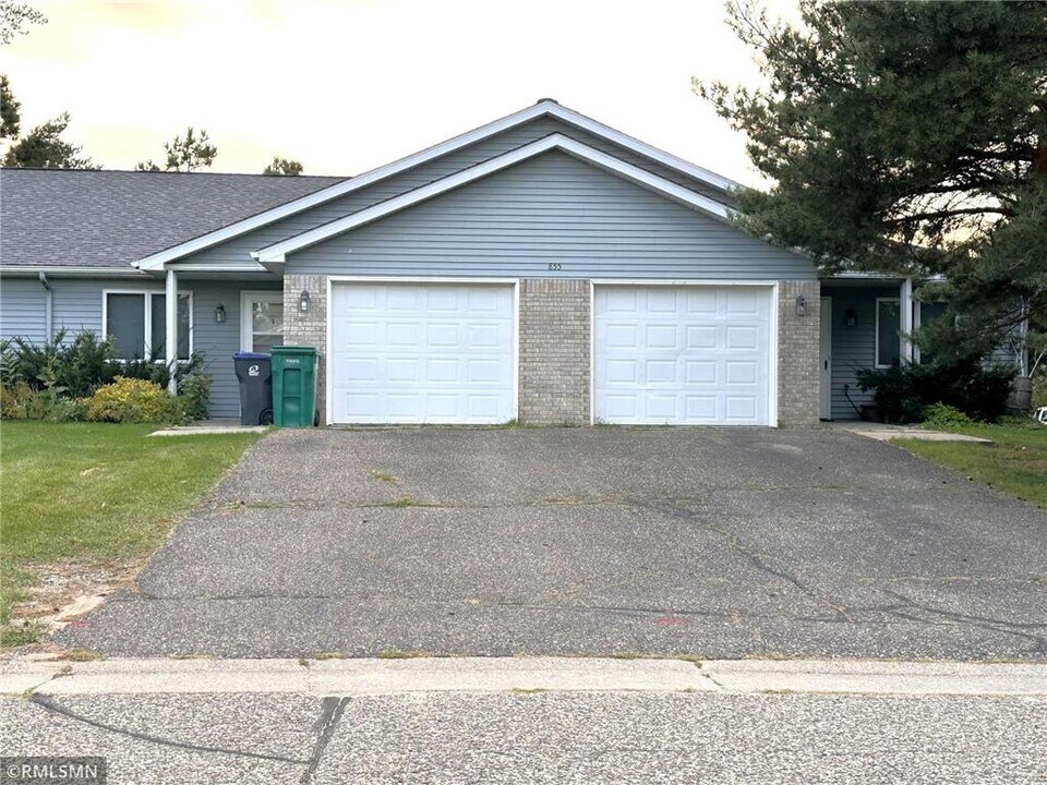 855 Highview Dr in New Richmond, WI - Building Photo