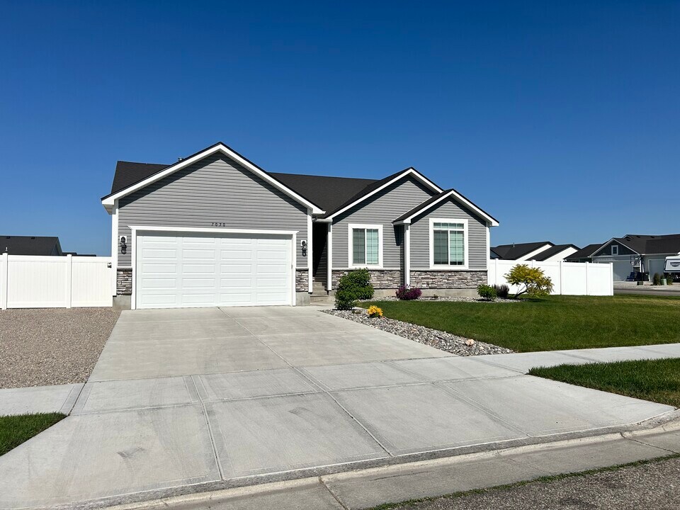 7050 Bedford Ave in Idaho Falls, ID - Building Photo