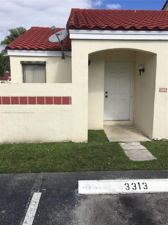 3315 San Remo Cir in Homestead, FL - Foto de edificio