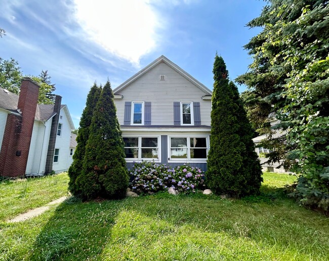 property at 727 Emerald Ave NE