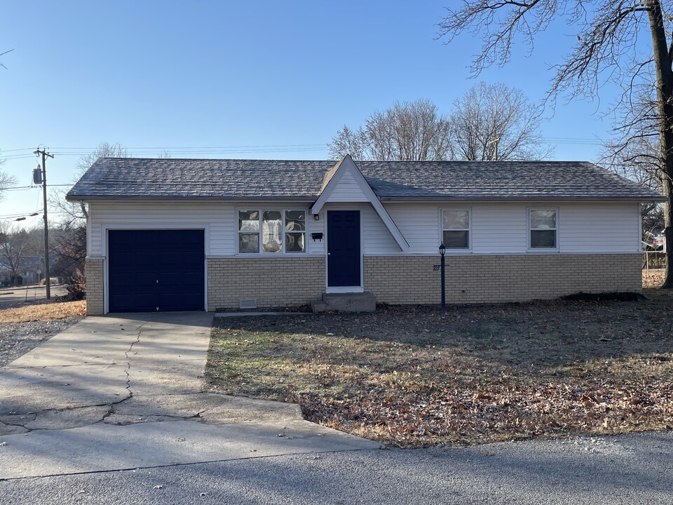 904 E South St in Bolivar, MO - Building Photo